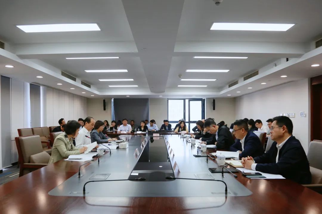 市经信工作党委组织深入贯彻中央八项规定精神学习教育专题学习研讨