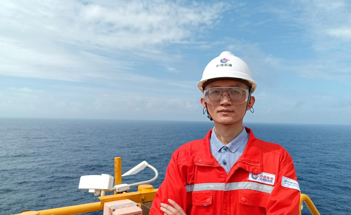 以匠心为笔，在蓝海写就奋斗答卷 ——记技师创新工作室领衔人邓恭建