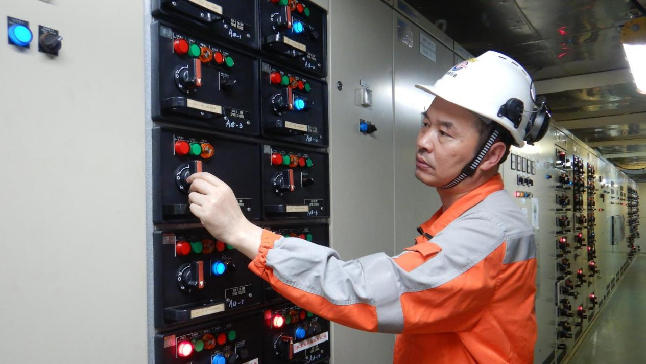 在“设备丛林”镌刻匠心 ——记中海油上海刘文兵创新工作室领衔人刘文兵